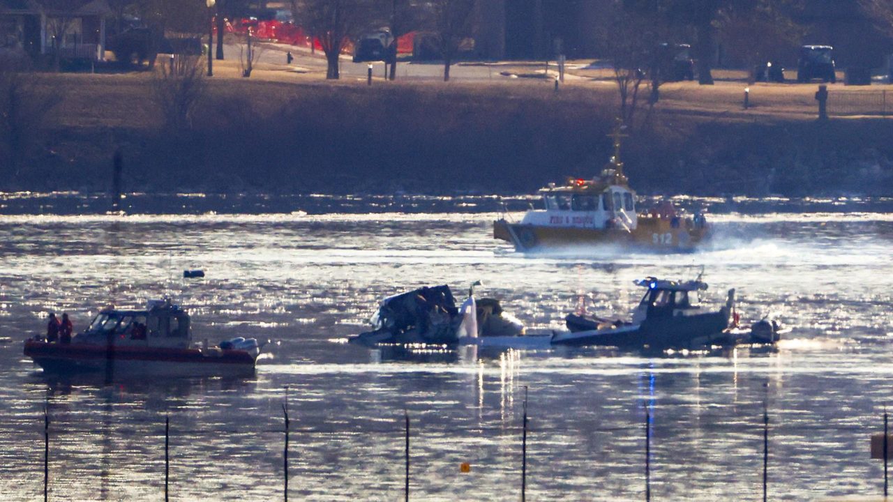 Controlador en el accidente aéreo de Washington se quedó solo porque otro salió temprano