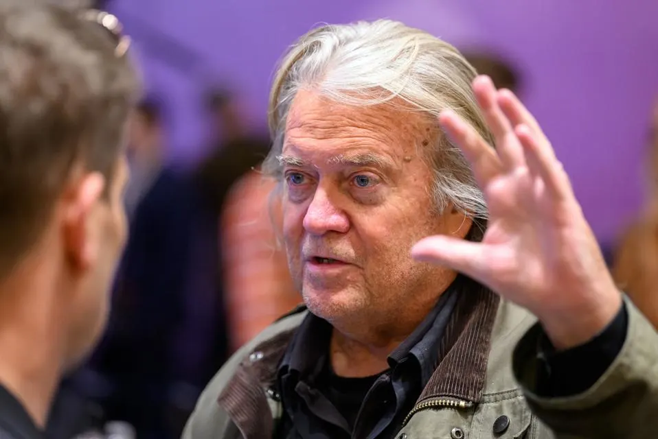 Steve Bannon arremete contra Elon Musk y dice que ‘debería regresar a Sudáfrica’