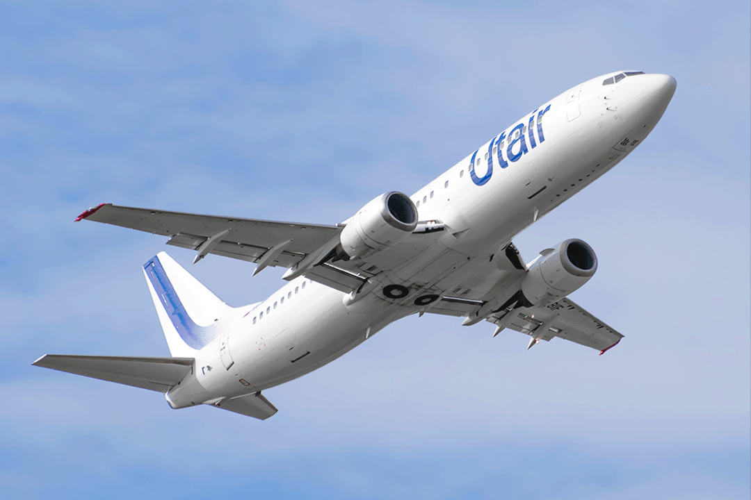 Boeing 737 de Utair realiza un aterrizaje de emergencia en Moscú