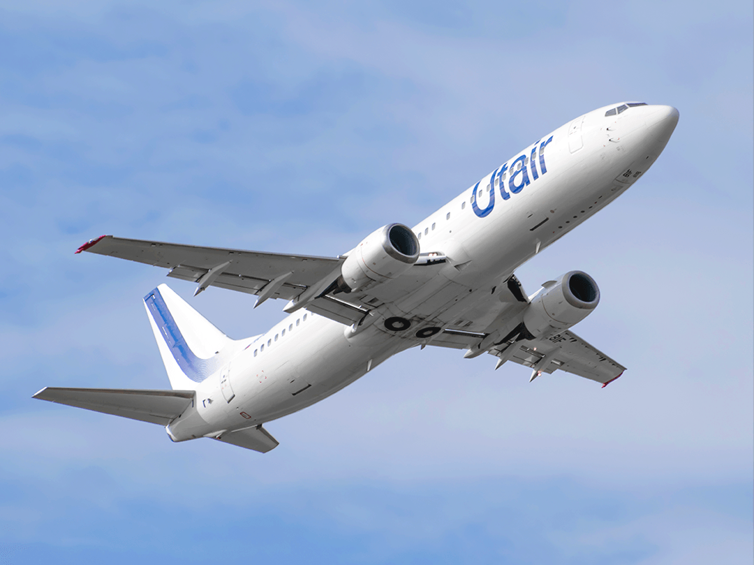 Boeing 737 de Utair realiza un aterrizaje de emergencia en Moscú