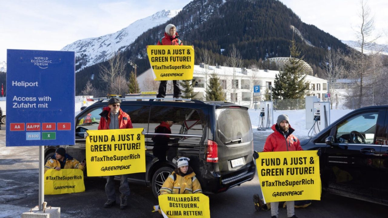 Activistas de Greenpeace bloquean el helipuerto de Davos y piden más impuestos a los ricos