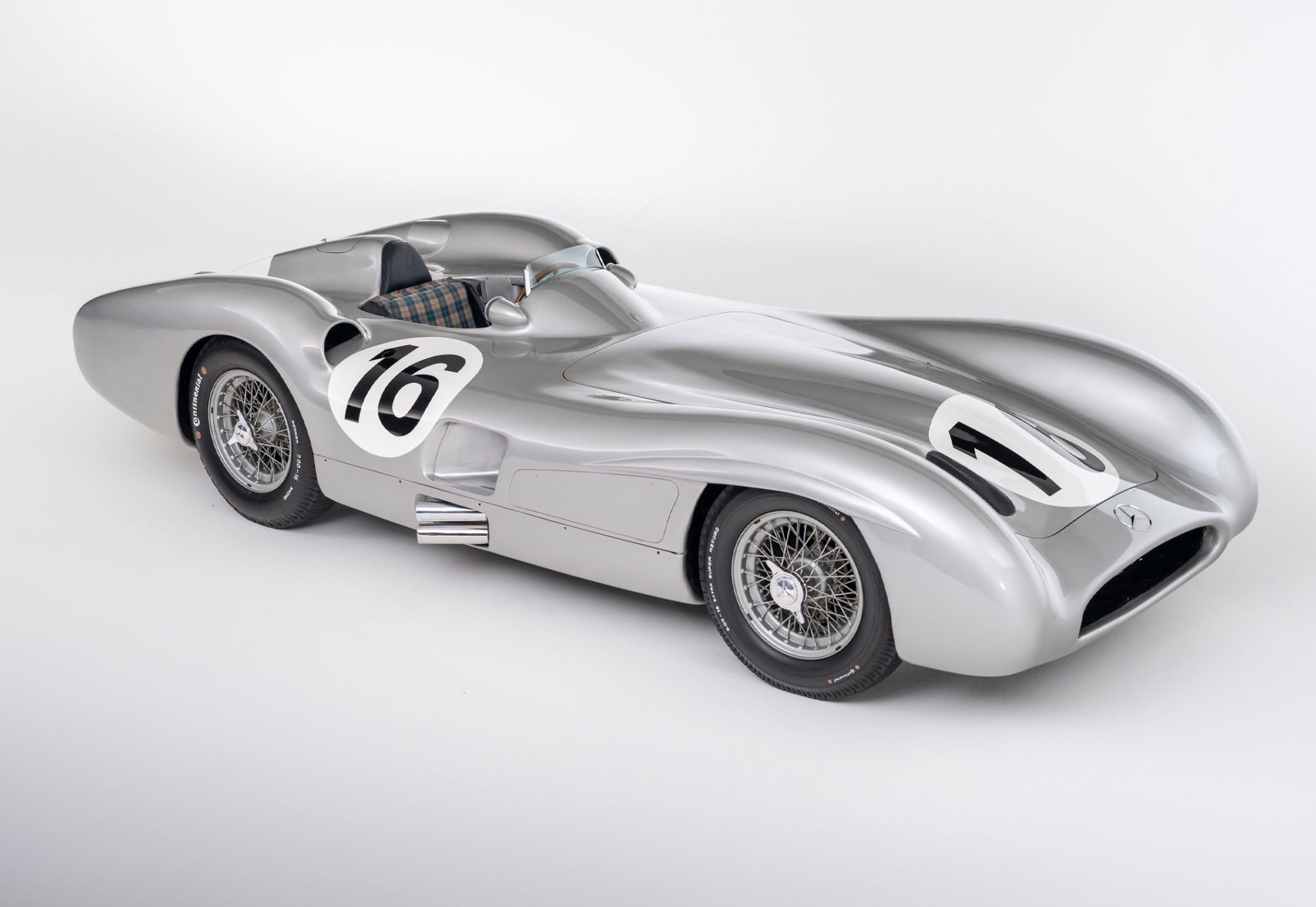 El Mercedes que manejó Juan Manuel Fangio en 1955 batiría el récord de un F1 en una subasta