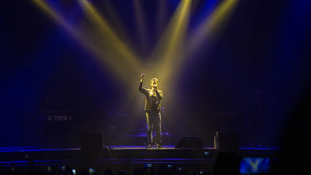 Meme del Real, miembro de Café Tacvba, presentó su nuevo sencillo "Princesa" al inicio de la conferencia de prensa. Foto: Angélica Escobar/Forbes México.