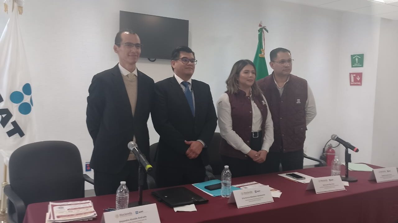 SAT ofrece regularización fiscal a migrantes deportados de EU