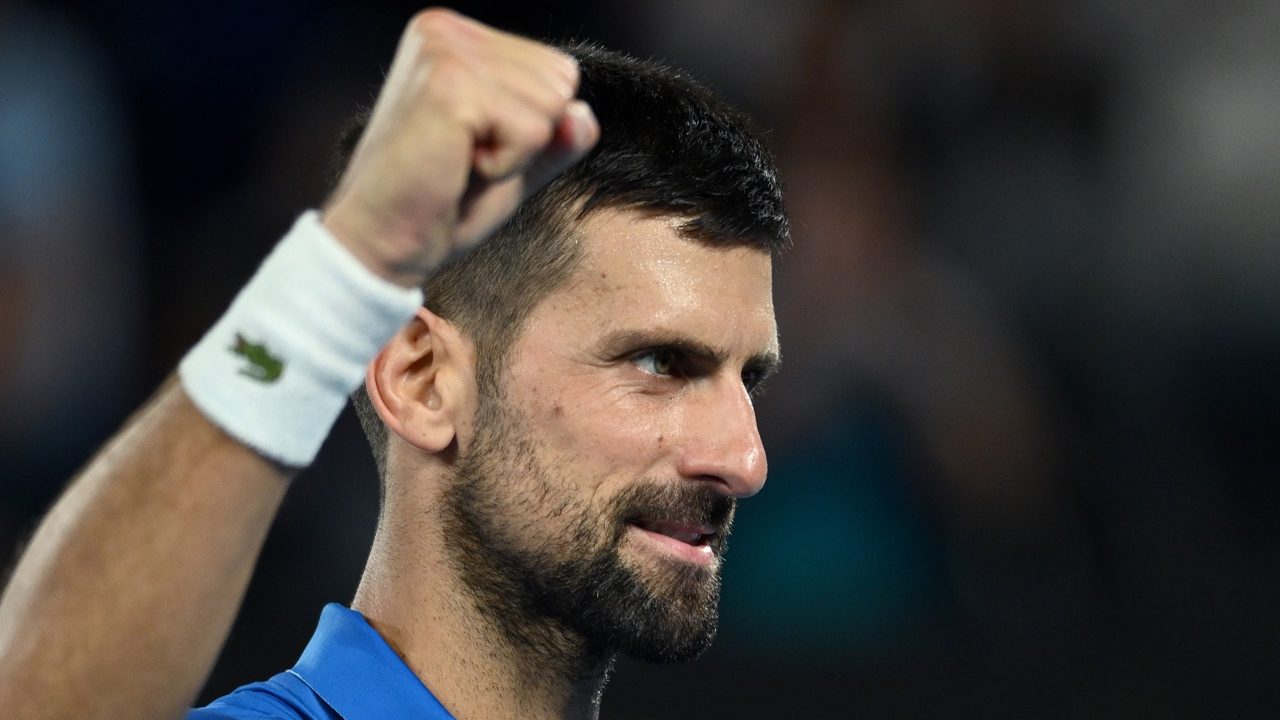 Pese a lesión, Djokovic firma un tenis sublime y deja a Alcaraz sin semifinal en el Abierto de Australia