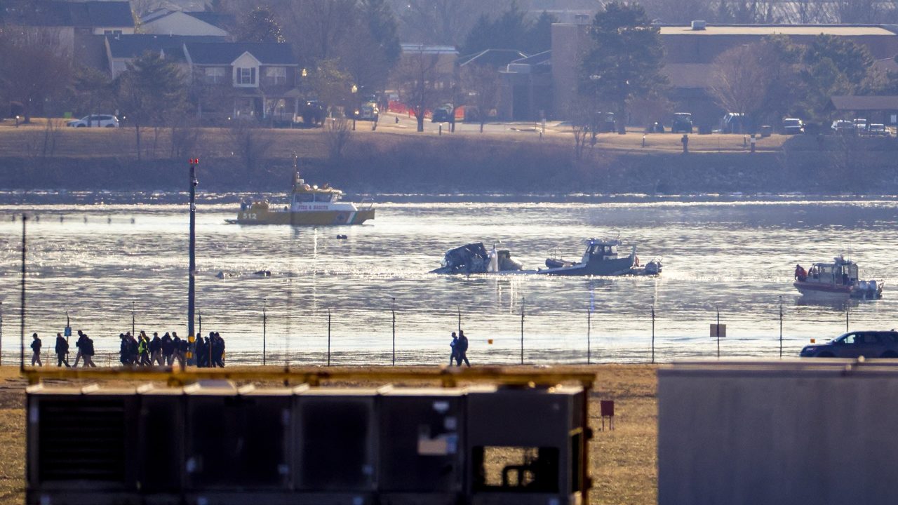 El Pentágono investiga el accidente de la tripulación ‘experimentada’ del Black Hawk y detiene los vuelos de Washington