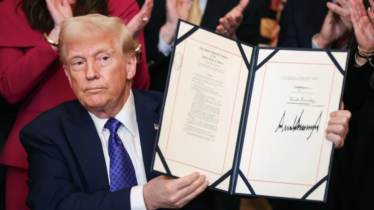 Trump anuncia que acabará con los popotes de papel para volver a los de plástico