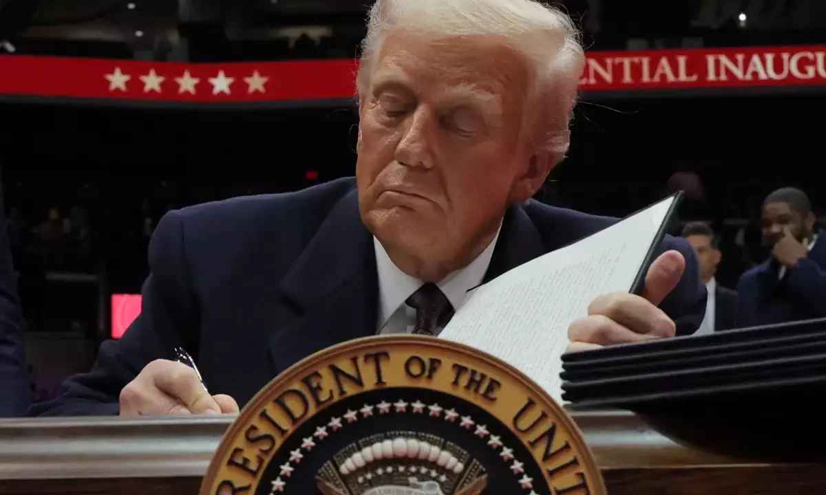 Trump intensifica su campaña contra la diversidad y presiona al sector privado