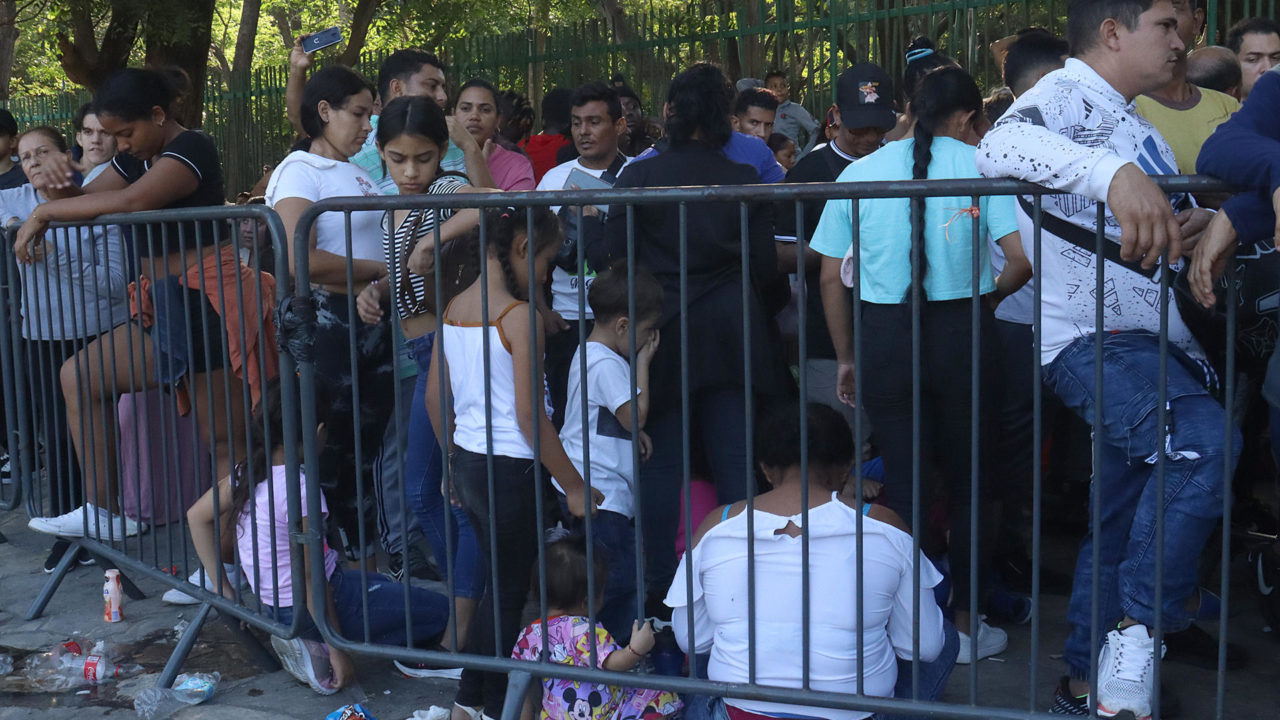 Corte Suprema de EU permite a Trump seguir con las deportaciones, pero con límites