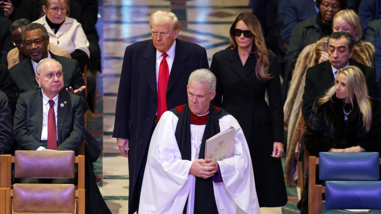 Trump comienza su primer día en el poder con una misa en la catedral de Washington