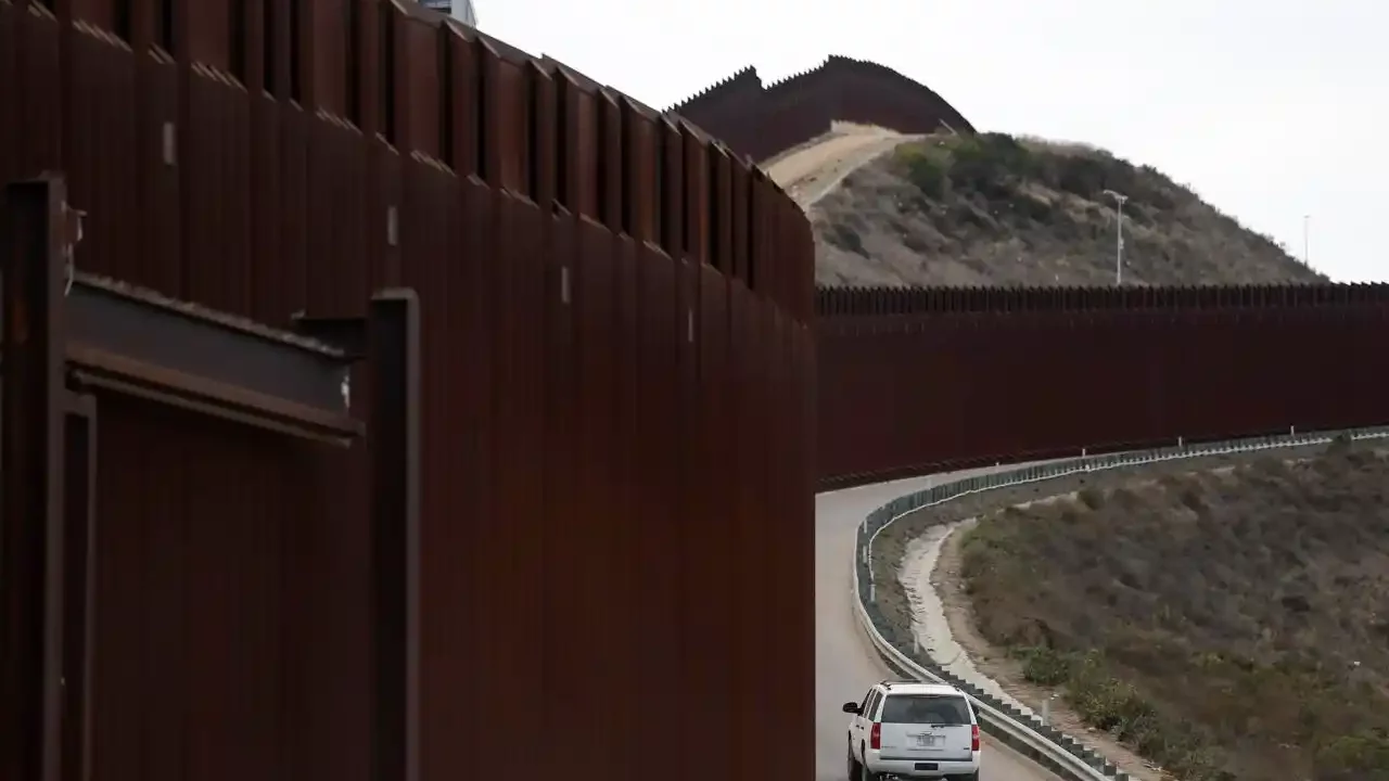 Trump firma decreto para suspender entrada de inmigrantes por la frontera con México