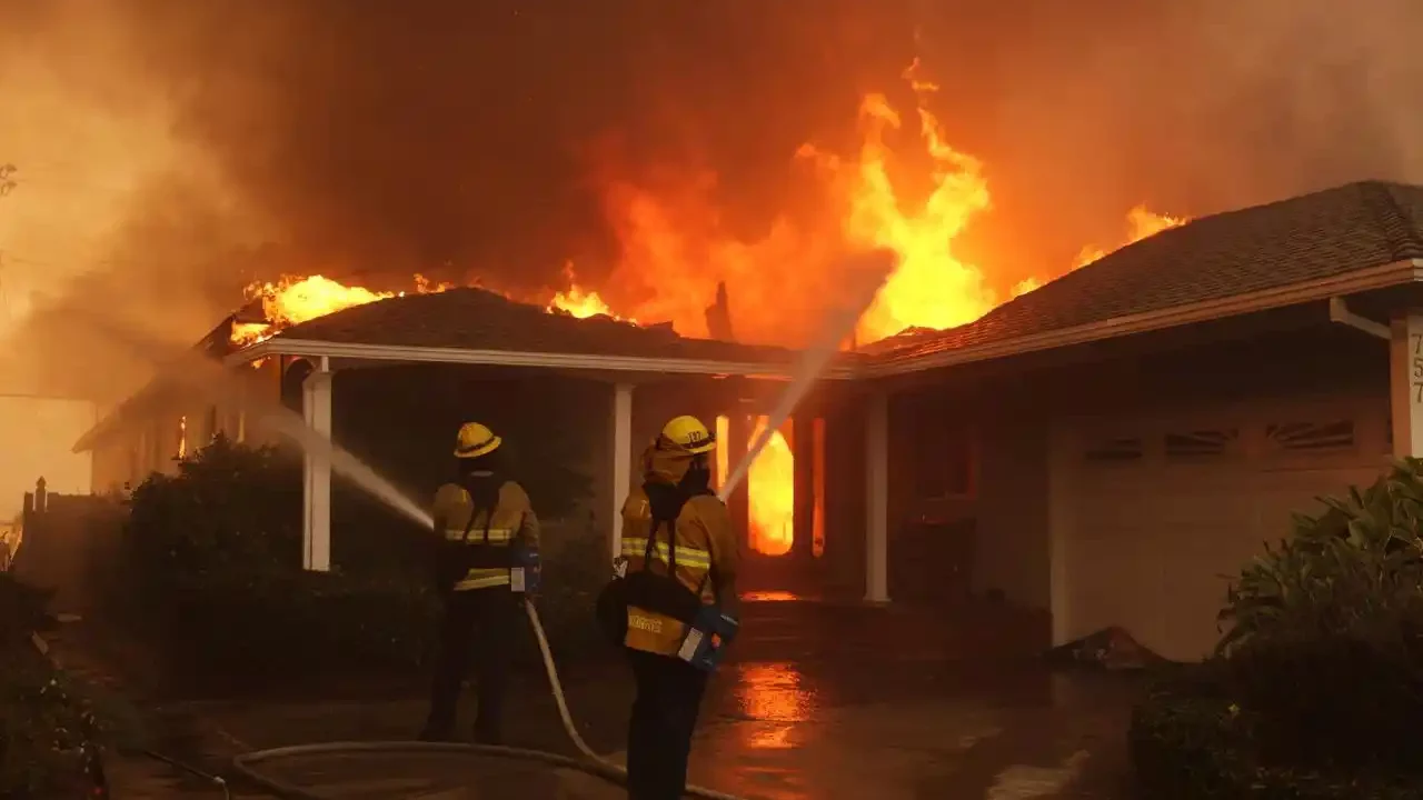 Gobierno de Sheinbaum enviará militares y un equipo de combatientes de incendios a Los Ángeles