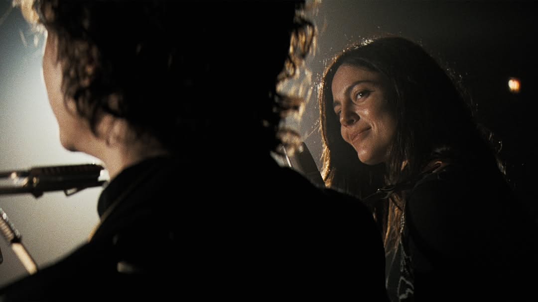 Monica Barbaro habla de su papel como Joan Baez en la biopic de Bob Dylan
