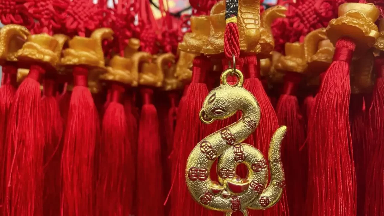 China recibe entre festejos el año nuevo de la serpiente, símbolo tradicional de sabiduría