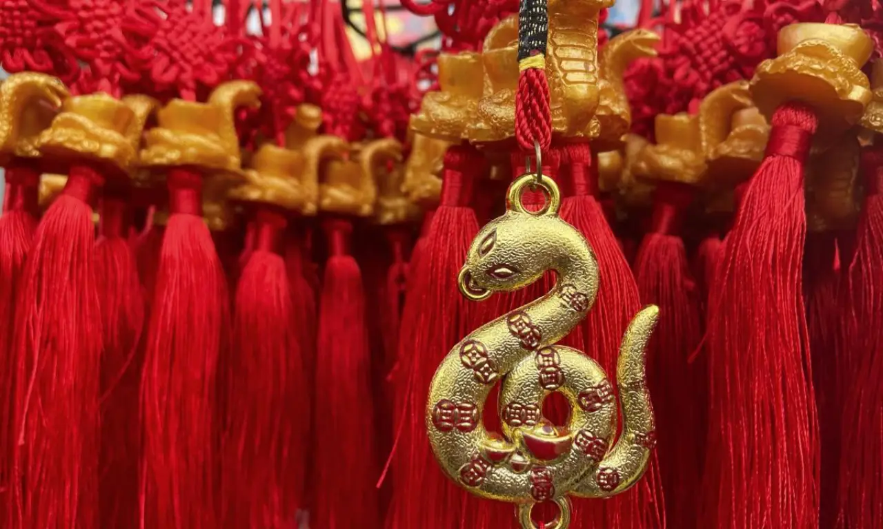 China recibe entre festejos el año nuevo de la serpiente, símbolo tradicional de sabiduría