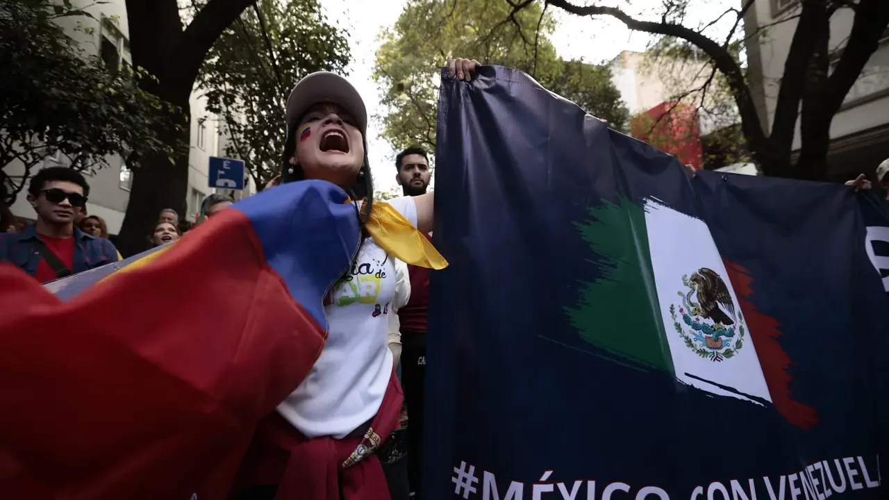 Venezolanos protestan en la embajada en México por investidura de Maduro
