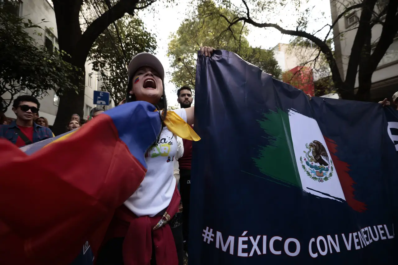 Venezolanos protestan en la embajada en México por investidura de Maduro