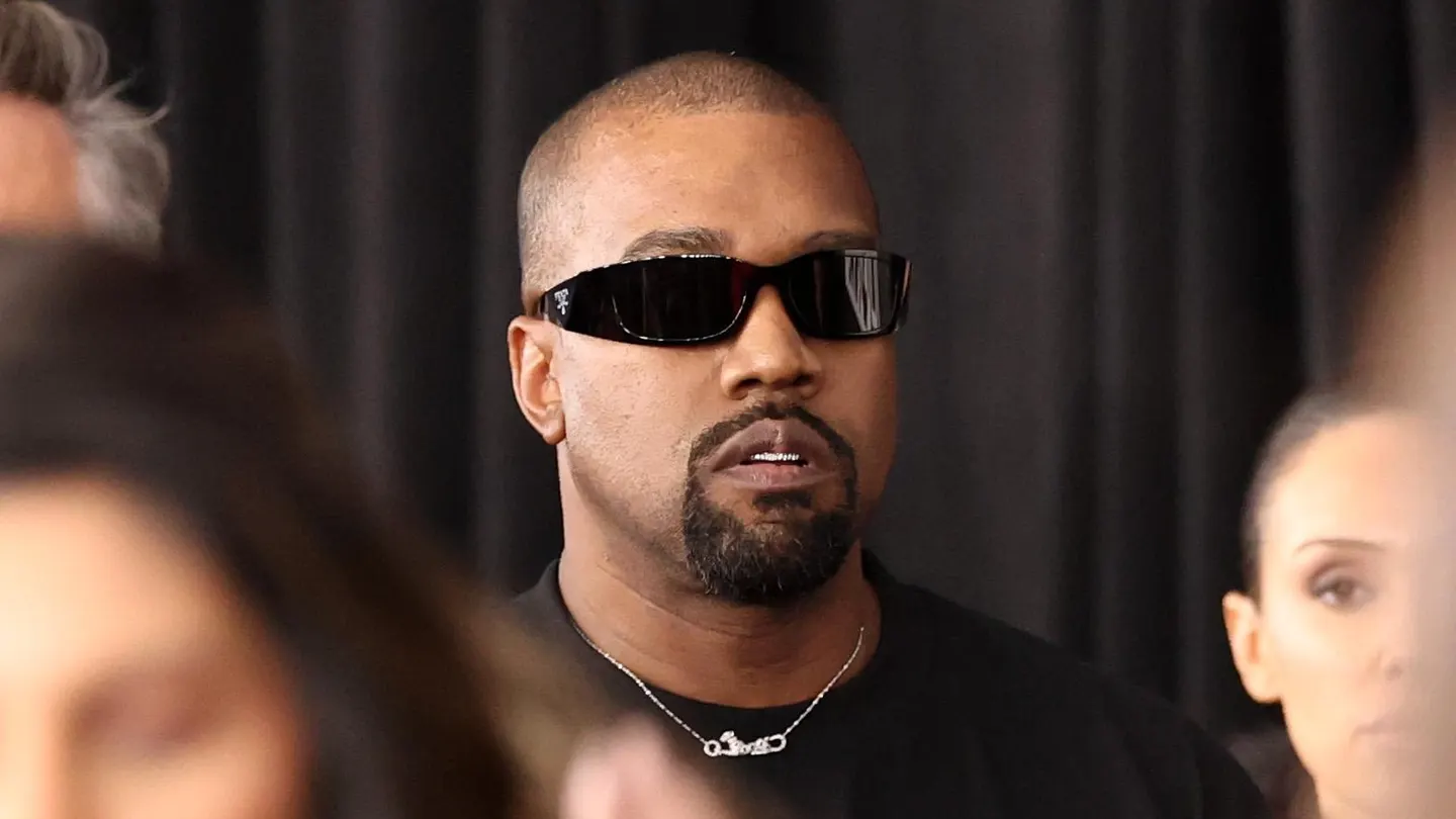 Ex miembro del equipo de Yeezy demanda a Kanye West por compararse con Hitler y llamarse nazi