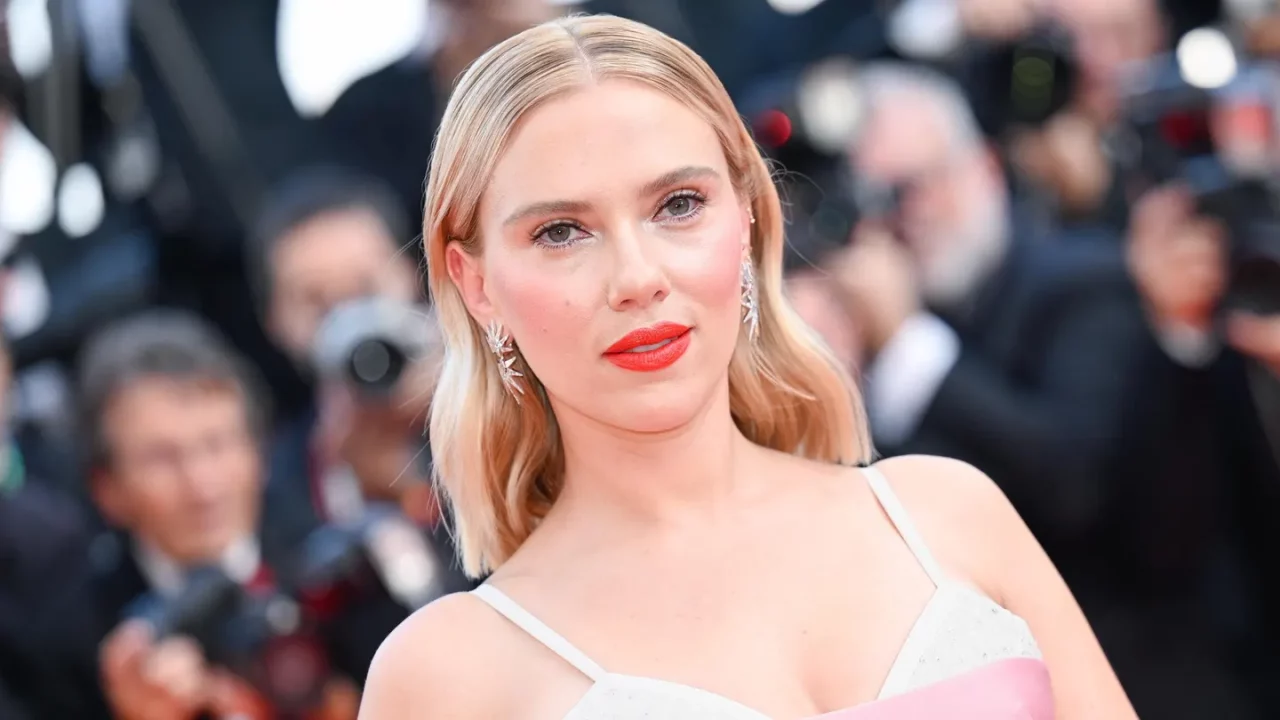 Scarlett Johansson critica un video falso generado por IA en el que aparecen celebridades que condenan a Kanye West