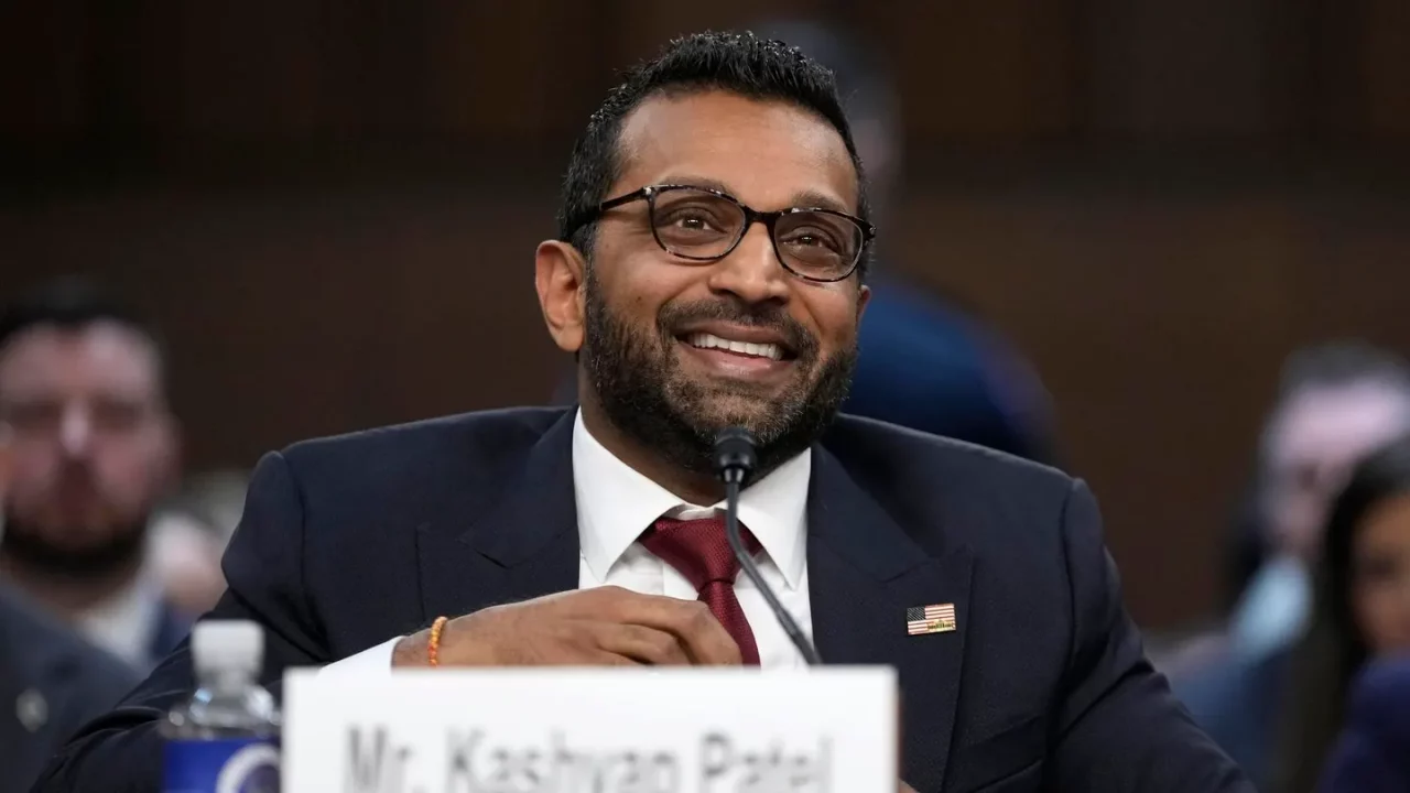 Cómo Kash Patel, candidato al FBI, ganó millones gracias a su lealtad a Trump