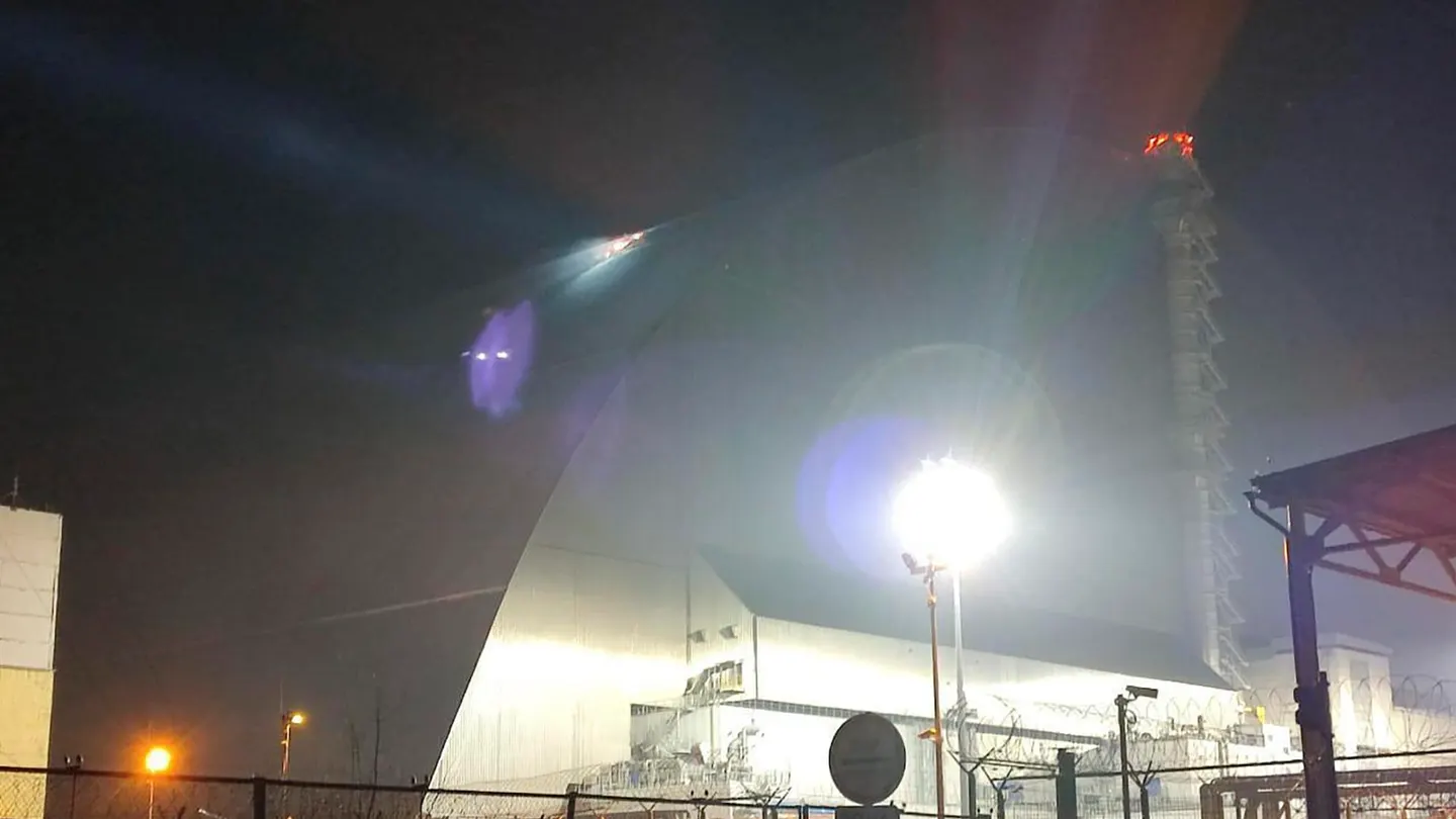 Ucrania afirma que un ataque con drones ruso dañó el escudo radioactivo de Chernóbil