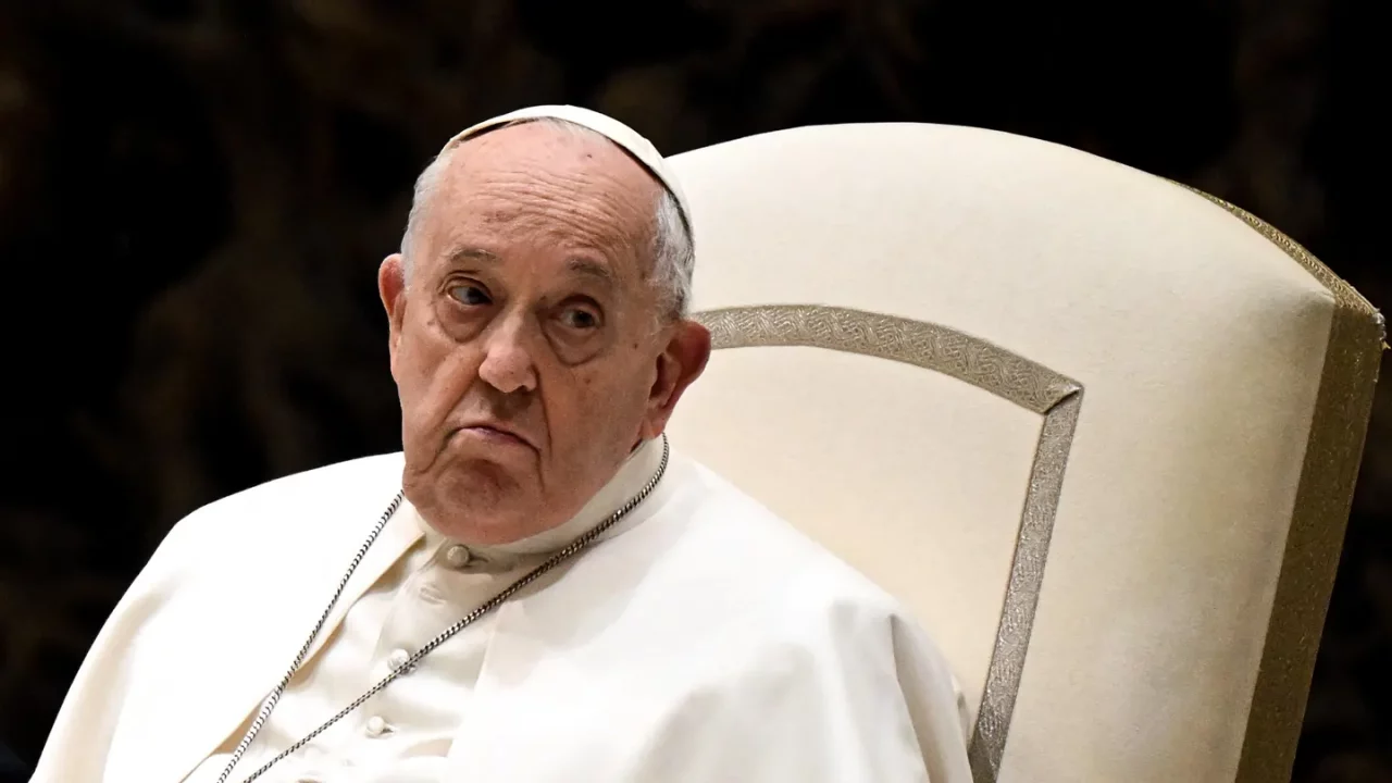El papa Francisco ya desayunó, está sentado en un sillón; esperan hoy resultado de una tomografía
