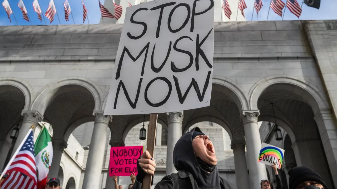 Tesla se enfrenta a protestas, vandalismo y amenazas de boicot por la campaña MAGA-DOGE de Musk