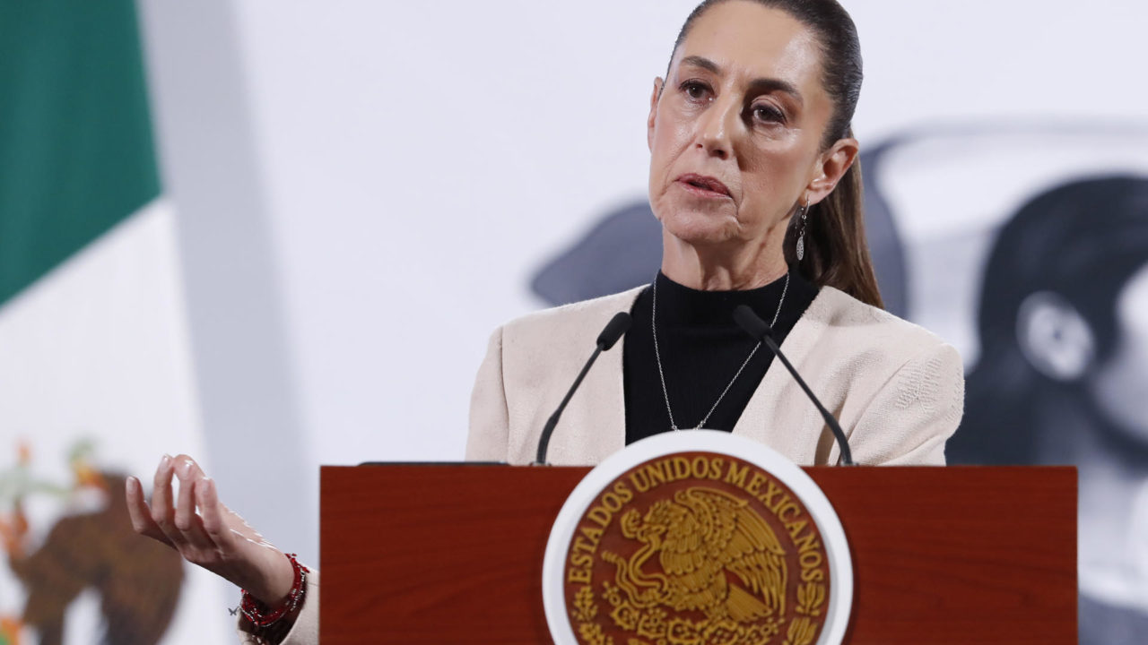 México dialoga con funcionarios de EU ante advertencia de Trump de aranceles a vehículos