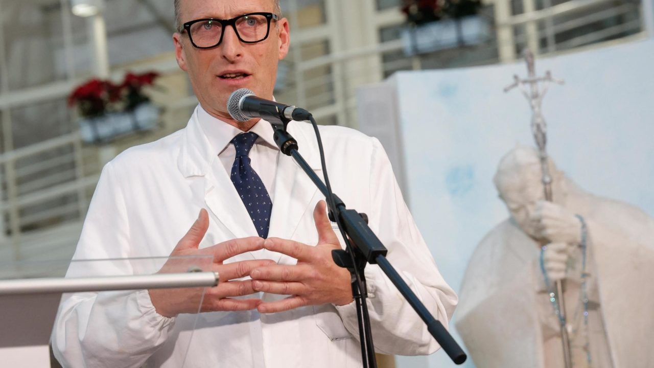 Médicos de hospital Gemelli: ‘El papa Francisco no está fuera de peligro’