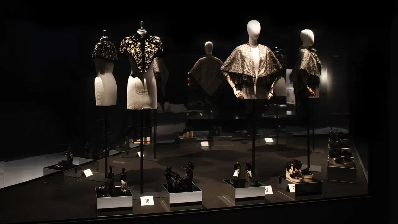 Balenciaga, el ‘genio atemporal’ de la alta costura, llega a Italia en su 130 aniversario