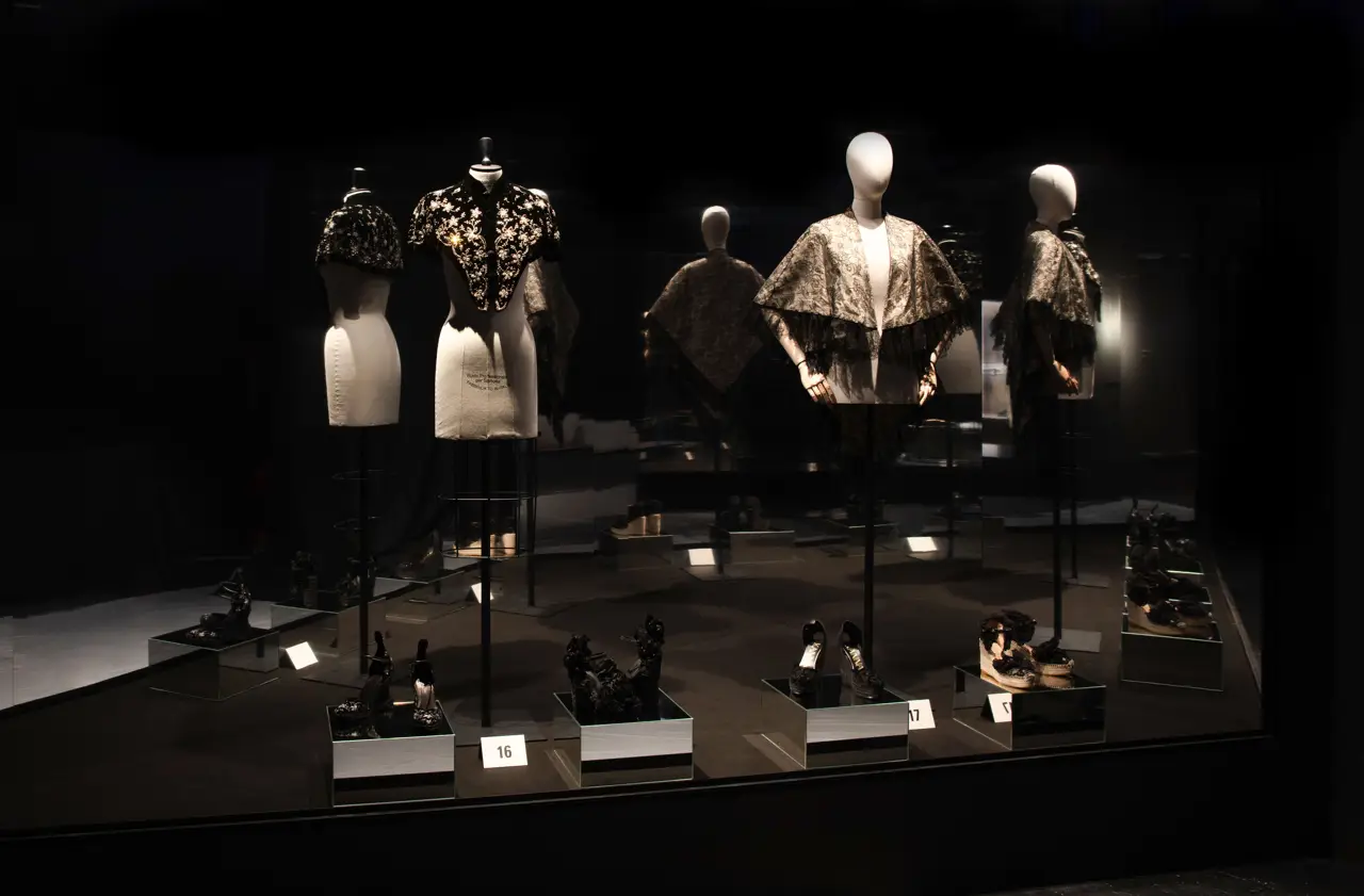 Balenciaga, el ‘genio atemporal’ de la alta costura, llega a Italia en su 130 aniversario