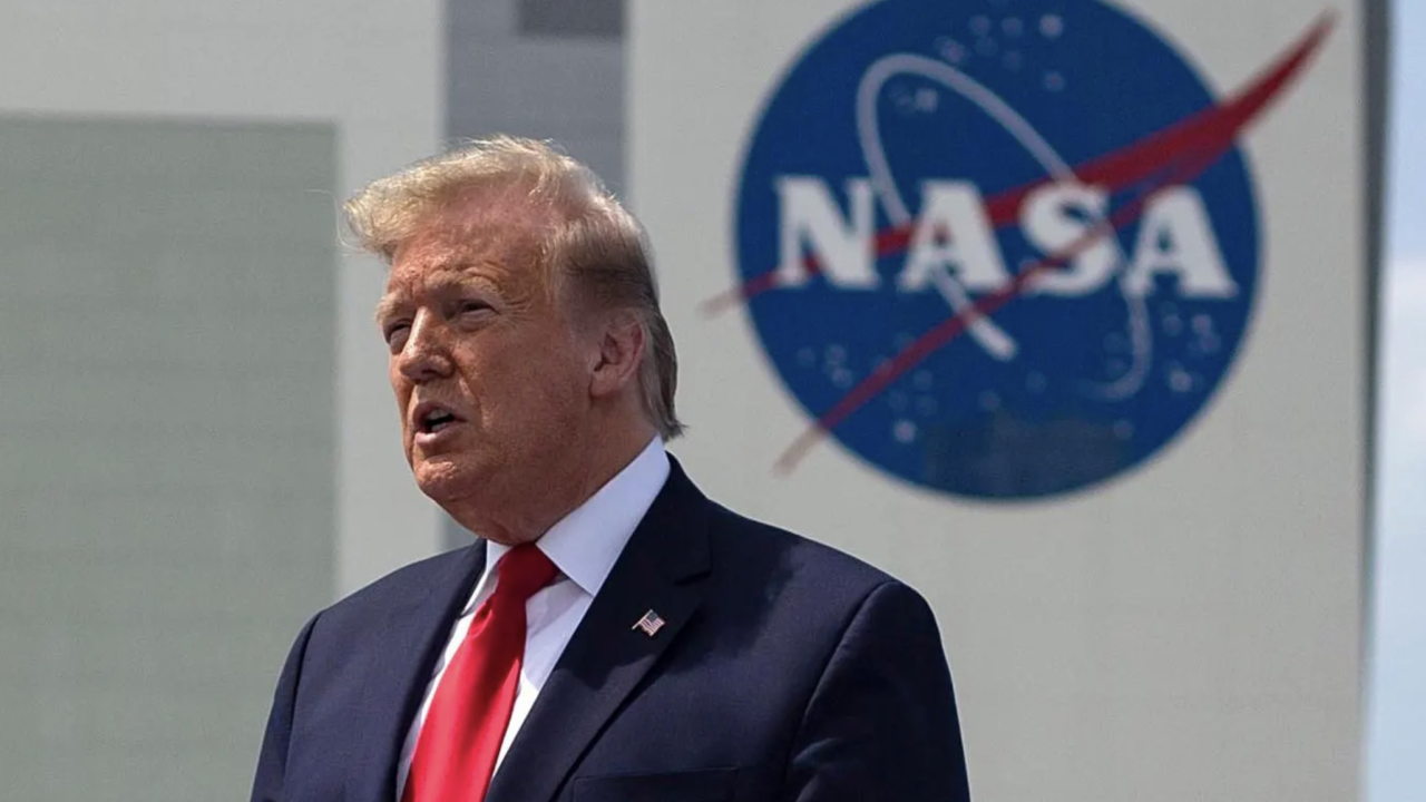 Trump insta a un alunizaje de astronautas en 2028 en un amplio orden de política espacial