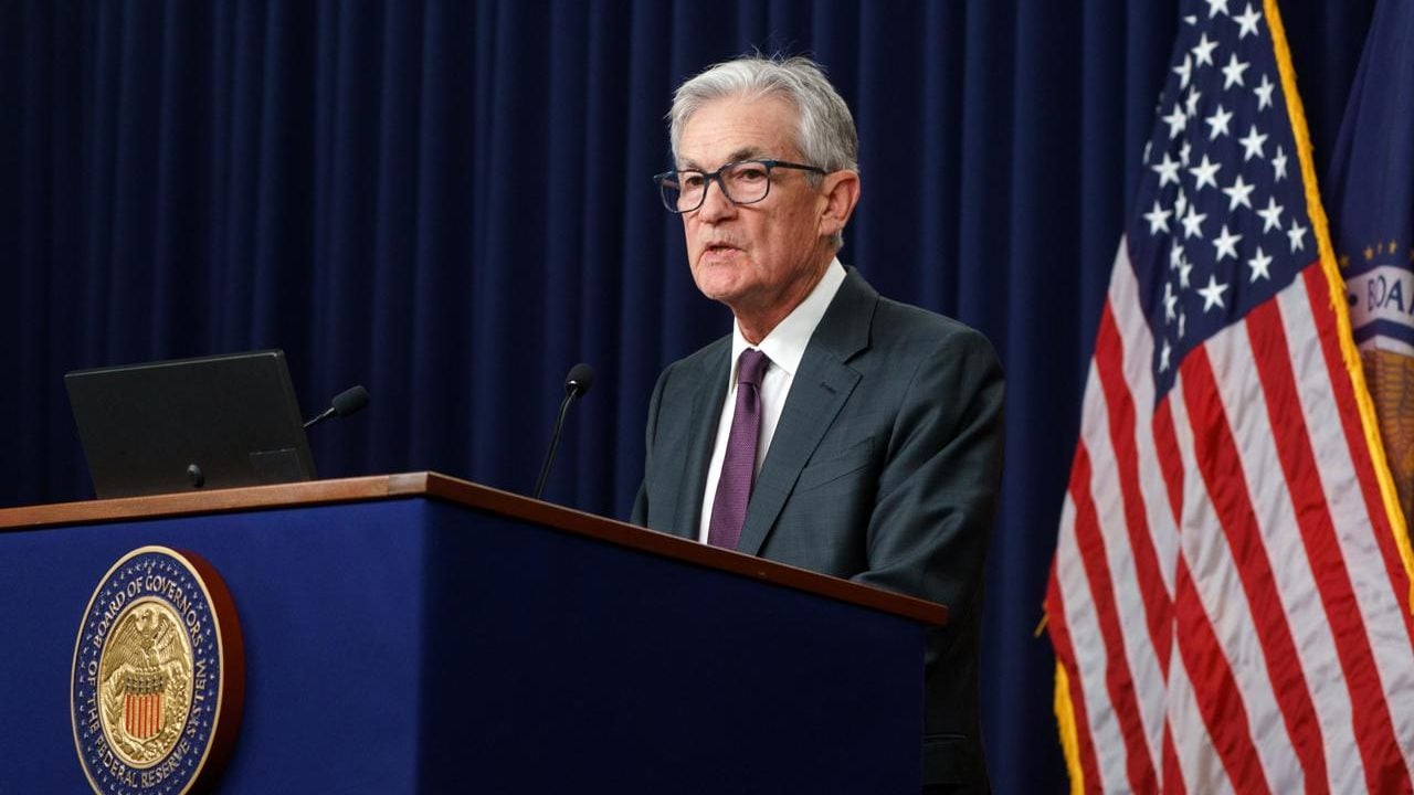 Powell de la Fed dice que deben reconsiderar la estrategia en torno al empleo y la inflación