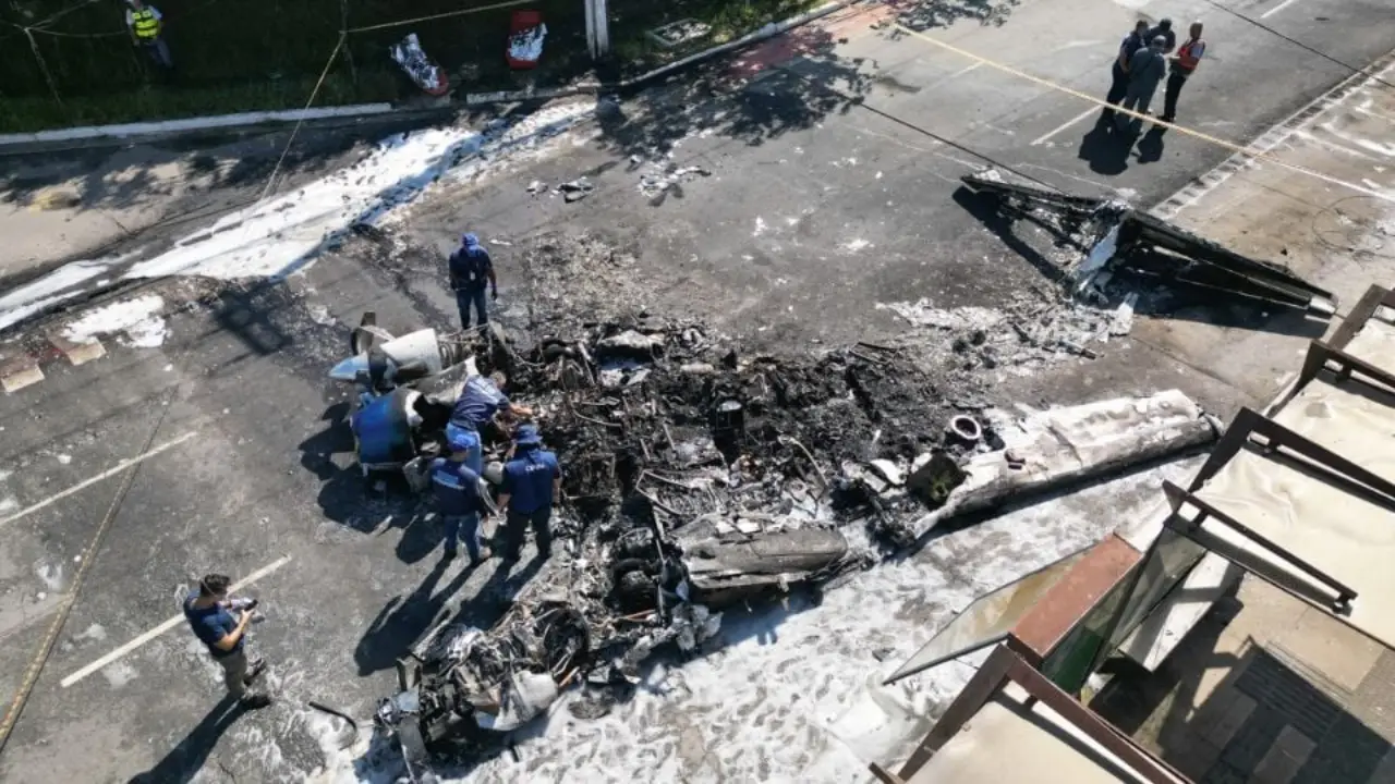 Cae una avioneta en una concurrida avenida de São Paulo en Brasil