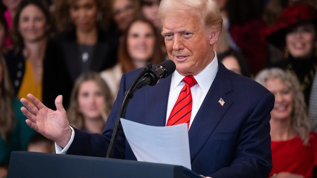 Trump prohíbe participación de mujeres trans en deportes femeninos