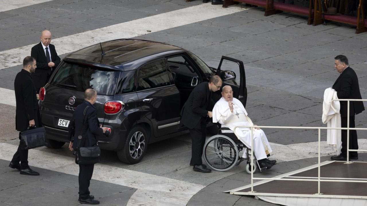 El papa Francisco es hospitalizado por una bronquitis que le impedía hablar