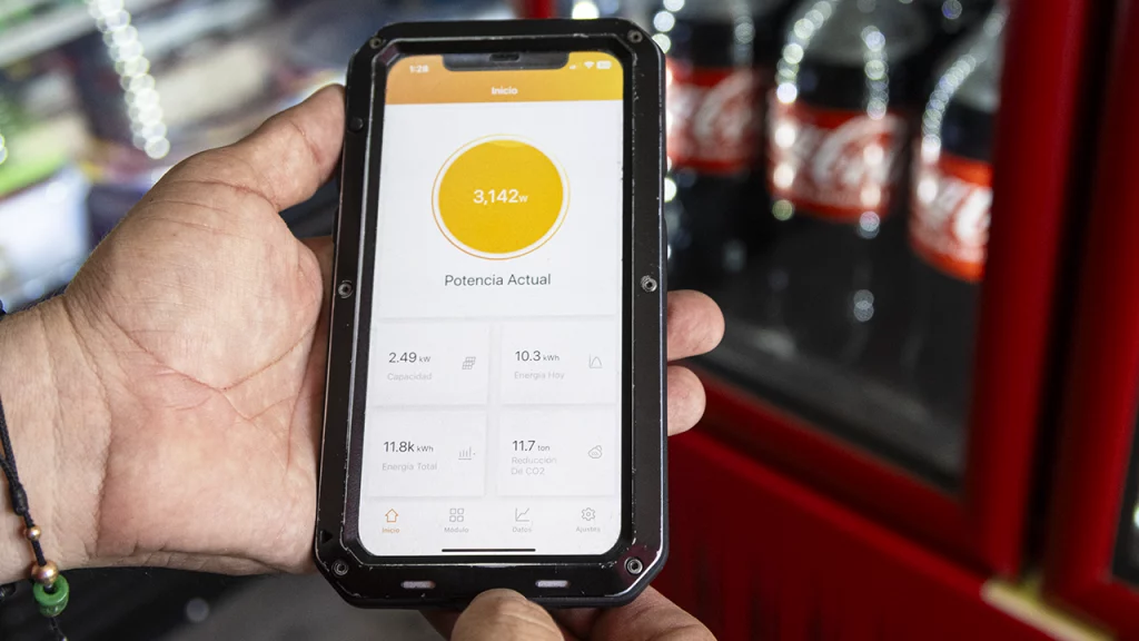 Mediante una aplicación móvil los beneficiarios pueden monitorear la generación y consumo energético de los paneles solares. Foto: ©Angélica Escobar/Forbes México.
