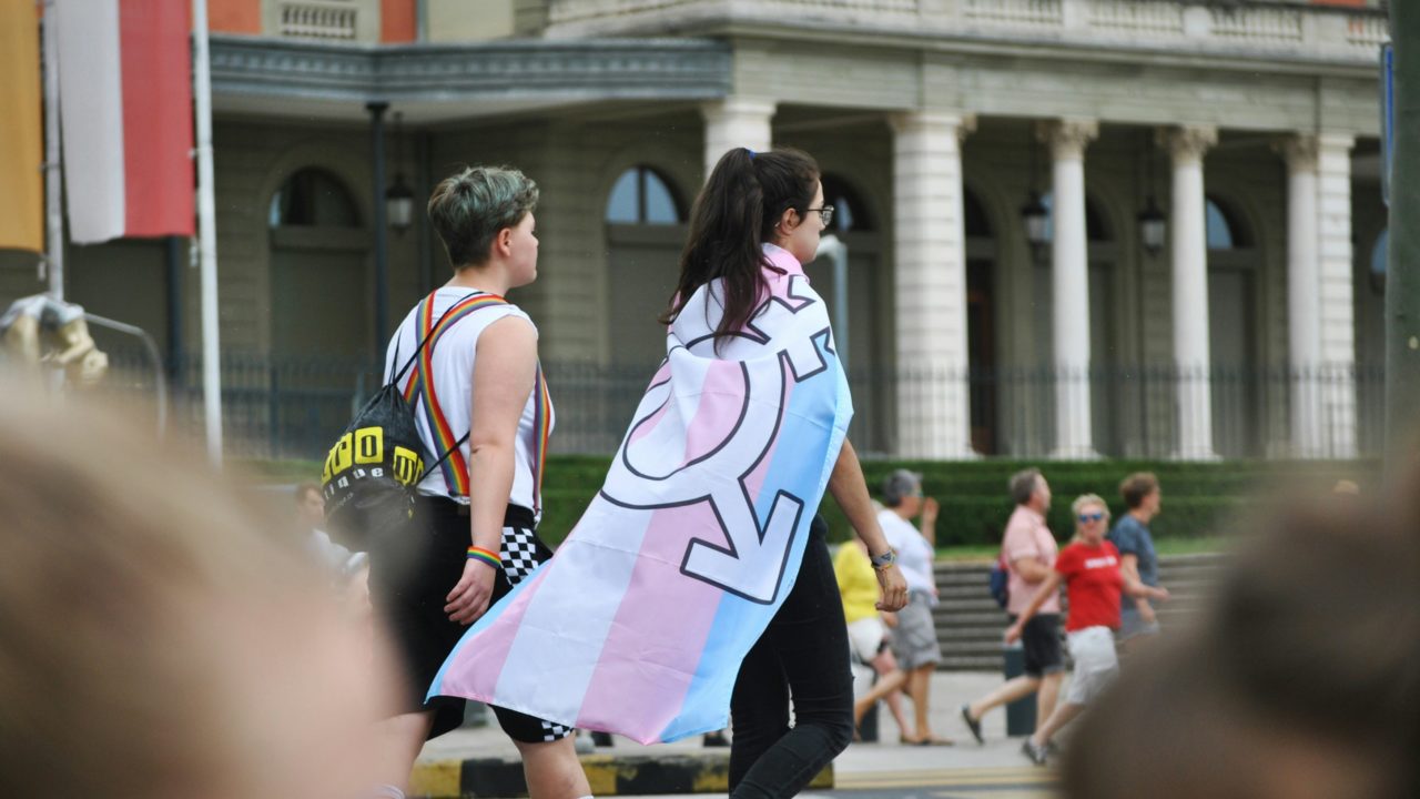 Principal asociación de deporte universitario de EU prohíbe competir a las mujeres trans
