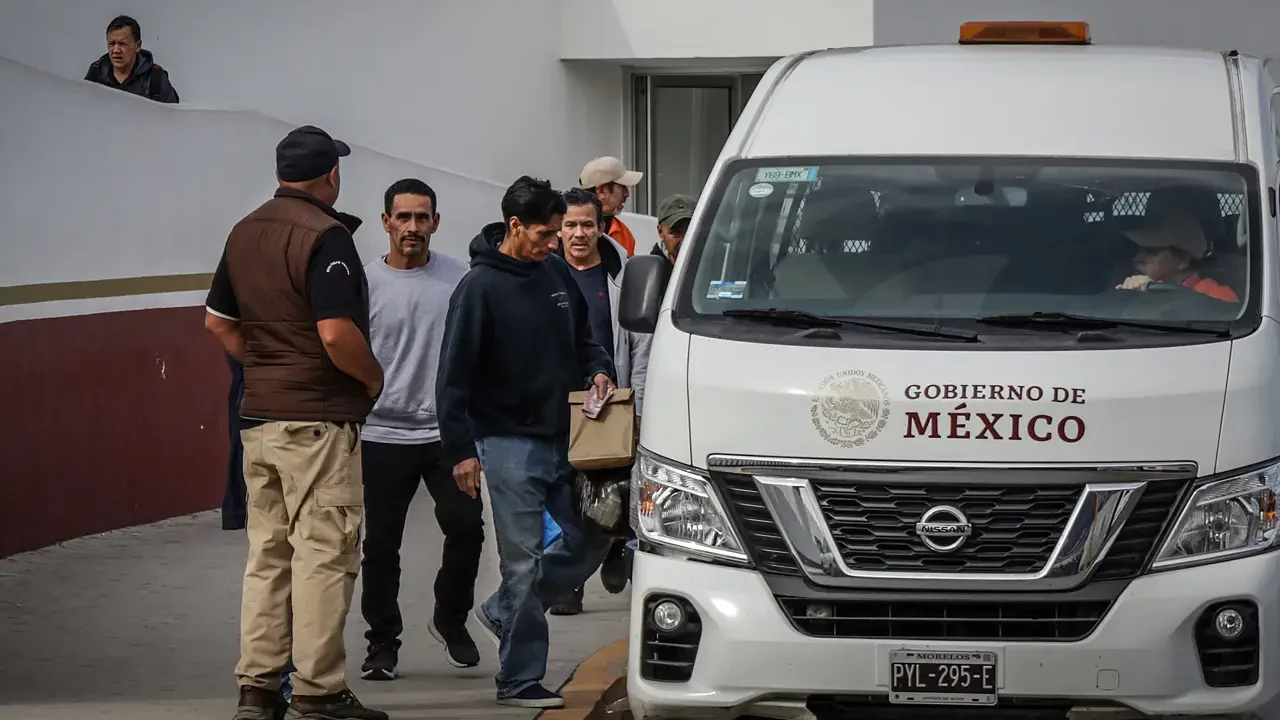 Mexicanos deportados denuncian maltrato y haber sido esposados por funcionarios de Trump