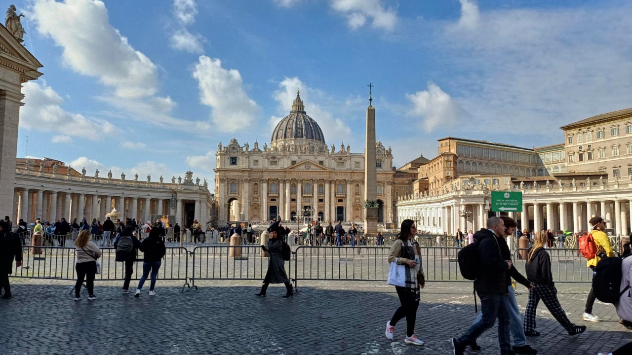 Los fieles siguen peregrinando a Roma por el Jubileo mientras rezan por la salud del papa