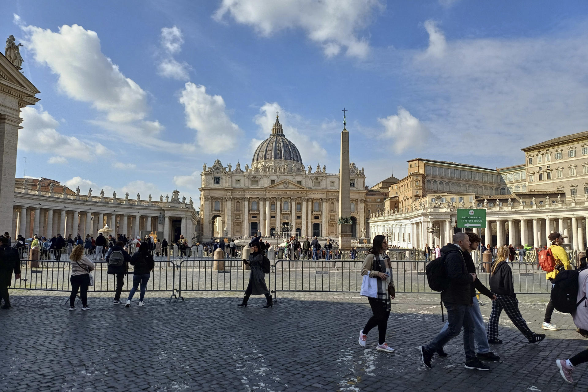 Los fieles siguen peregrinando a Roma por el Jubileo mientras rezan por la salud del papa