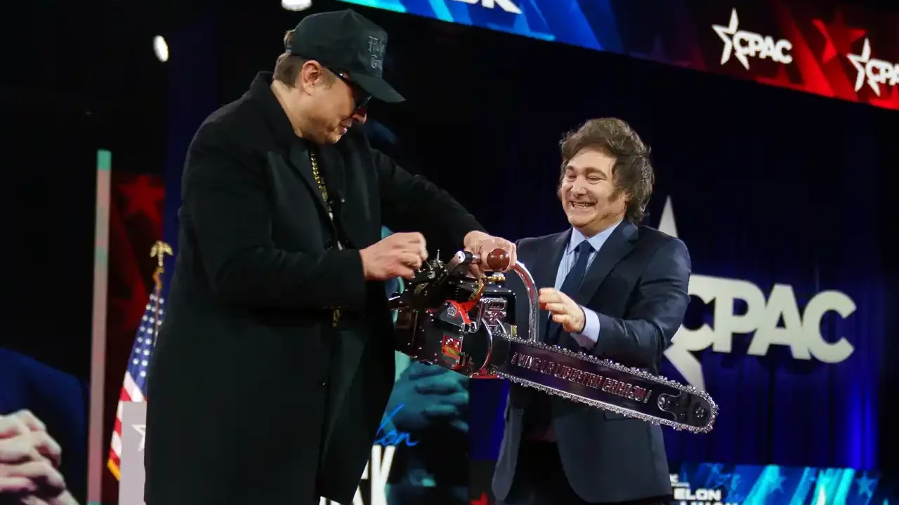 Milei regala una motosierra a Musk, símbolo del apego de ambos a los recortes