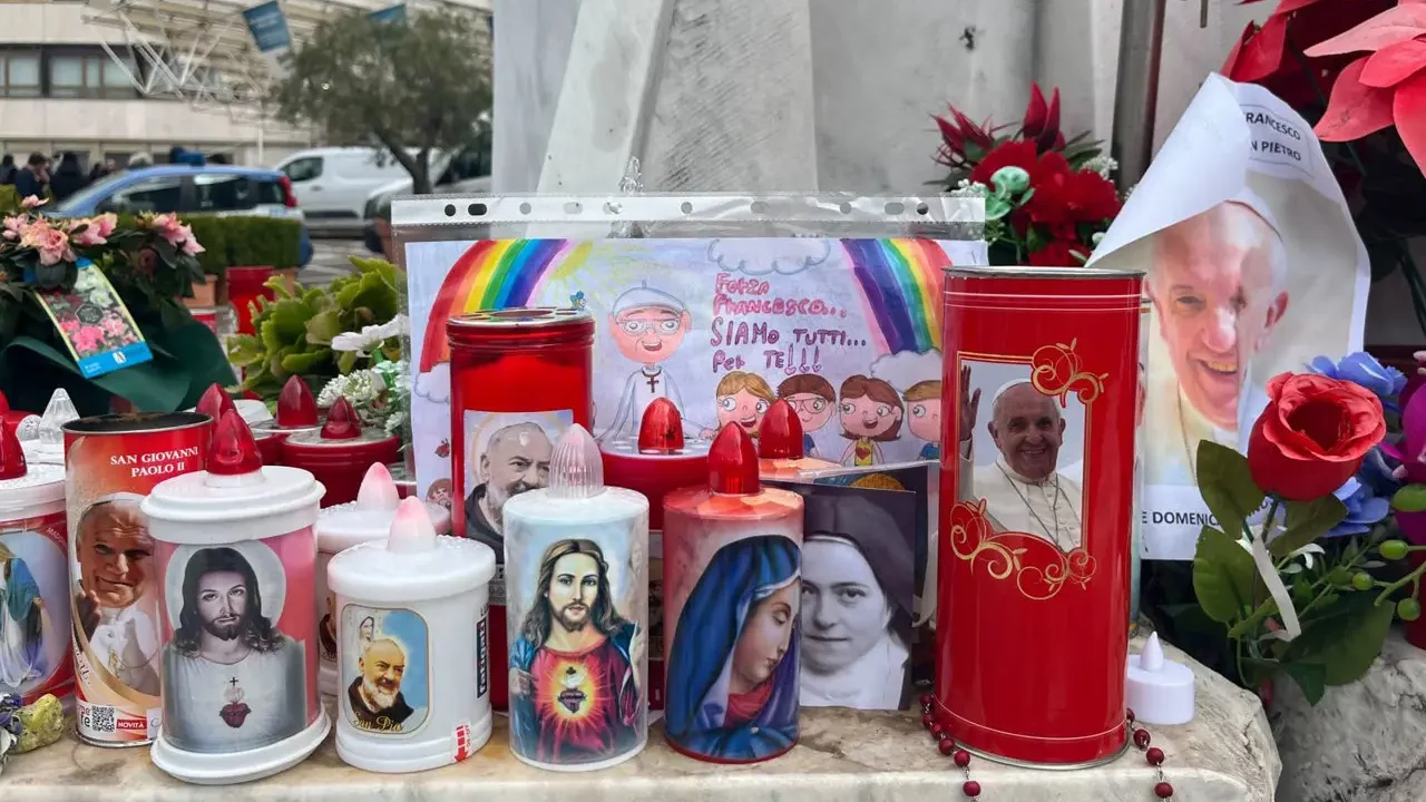 Globos, flores y oraciones: el altar improvisado al papa Francisco en el hospital sigue creciendo