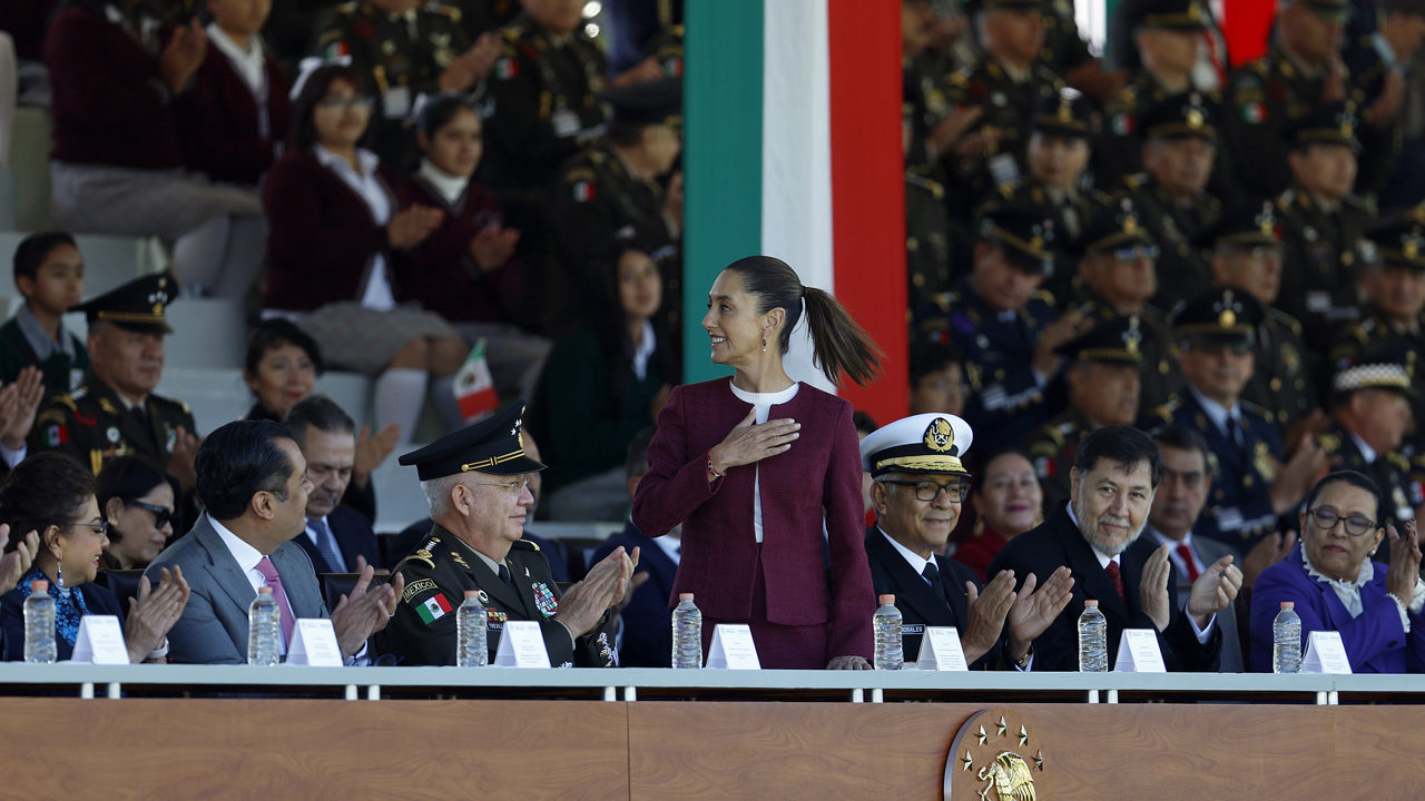‘Antes los gobiernos se arrodillaban ante extranjeros’: Sheinbaum reivindica la soberanía y a los migrantes en el Día de la Bandera