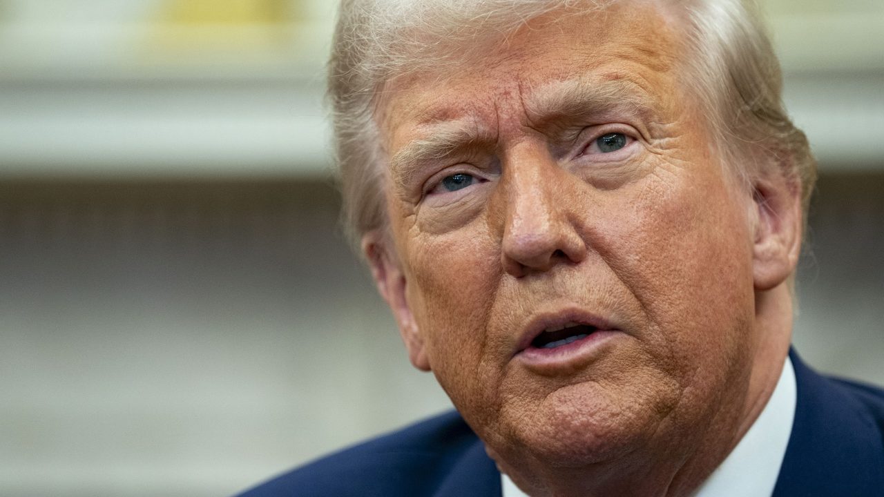 Juez permite a Trump vetar a la agencia AP, pero le pide reconsiderar