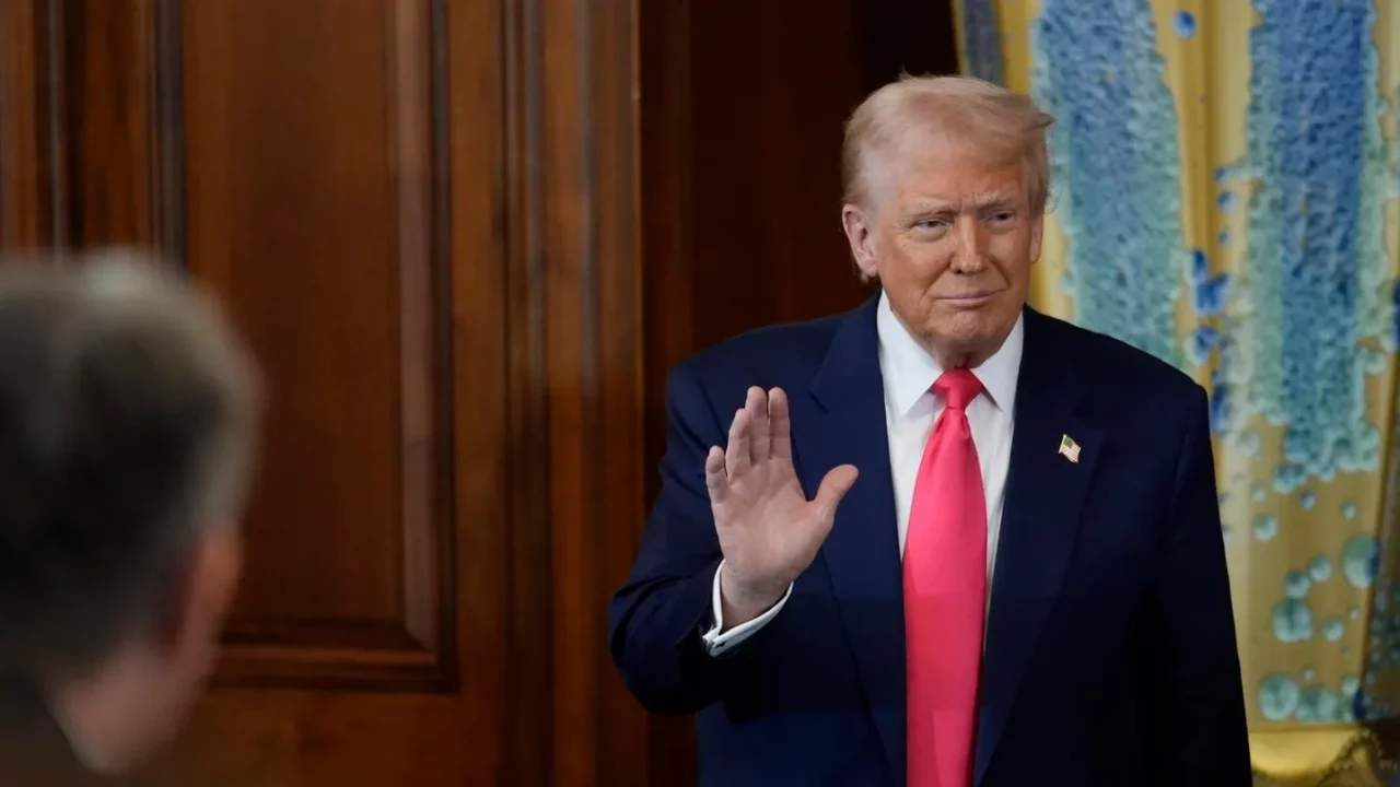 Trump planea invocar la Ley de Enemigos Extranjeros; busca intensificar deportaciones