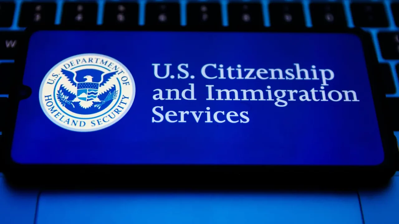El Servicio de Inmigración de EU quiere revisar las cuentas de redes sociales de los solicitantes