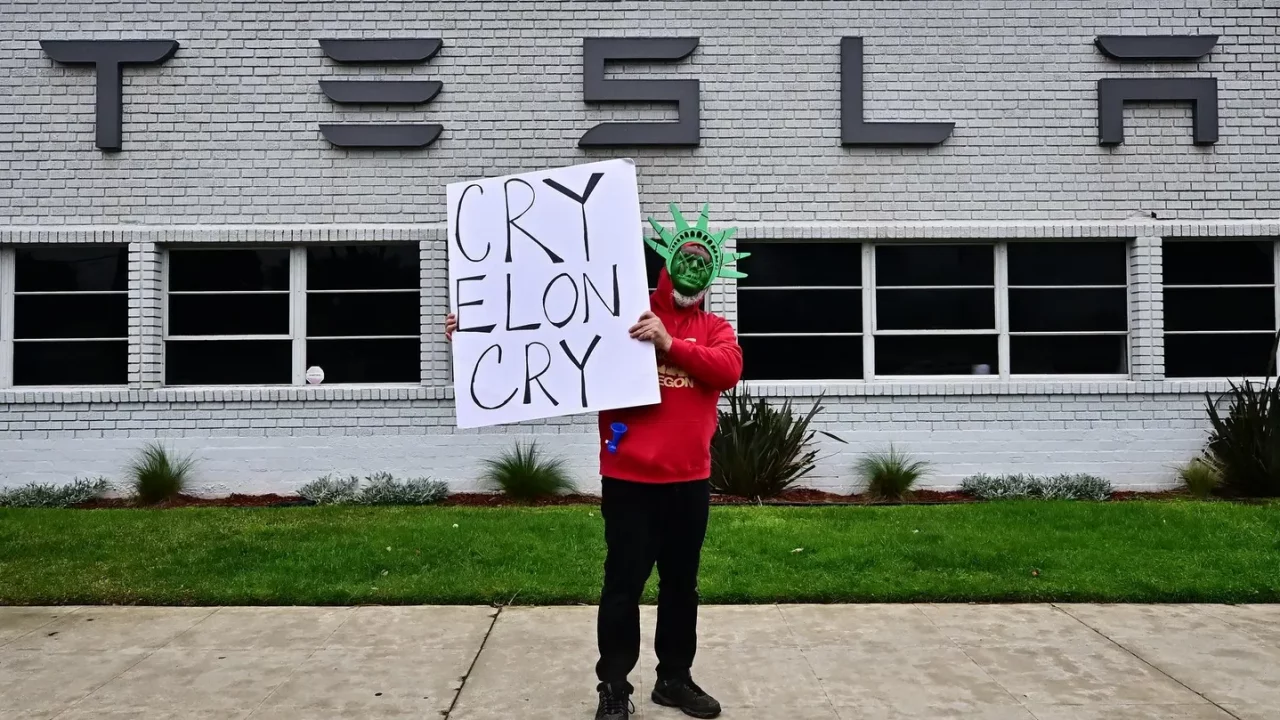 Acciones de Tesla caen un 6% mientras más empresas advierten sobre los problemas de ventas de la compañía liderada por Musk