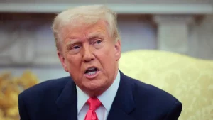 El presidente Donald Trump responde a las preguntas de los periodistas mientras recibe al Taoiseach irlandés Micheal Martin en la Oficina Oval de la Casa Blanca el 12 de marzo de 2025 en Washington, DC.Imágenes Getty