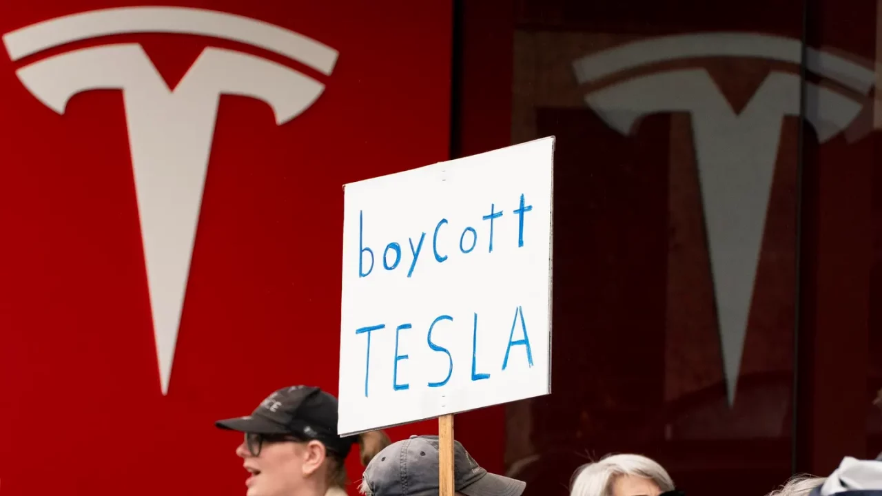 Entregas de Tesla en primer trimestre caen por débil demanda y creciente rechazo a Musk
